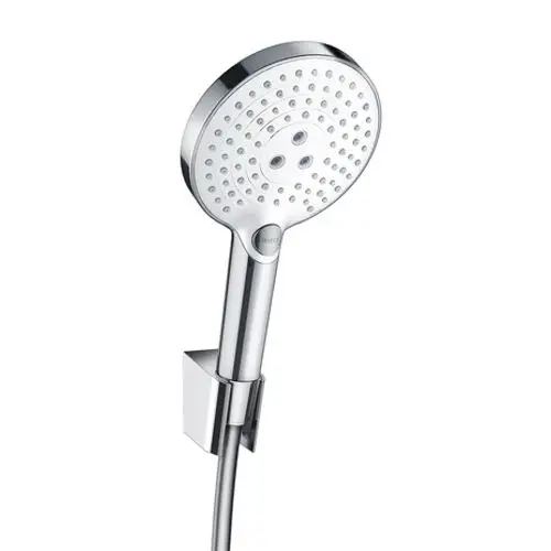 Hansgrohe Duschkopf in Chrom mit festem Halter, ausgestattet mit einem flexiblen Schlauch. Der Kopf hat eine runde Form und mehrere Düsen für Wasserauslass.
